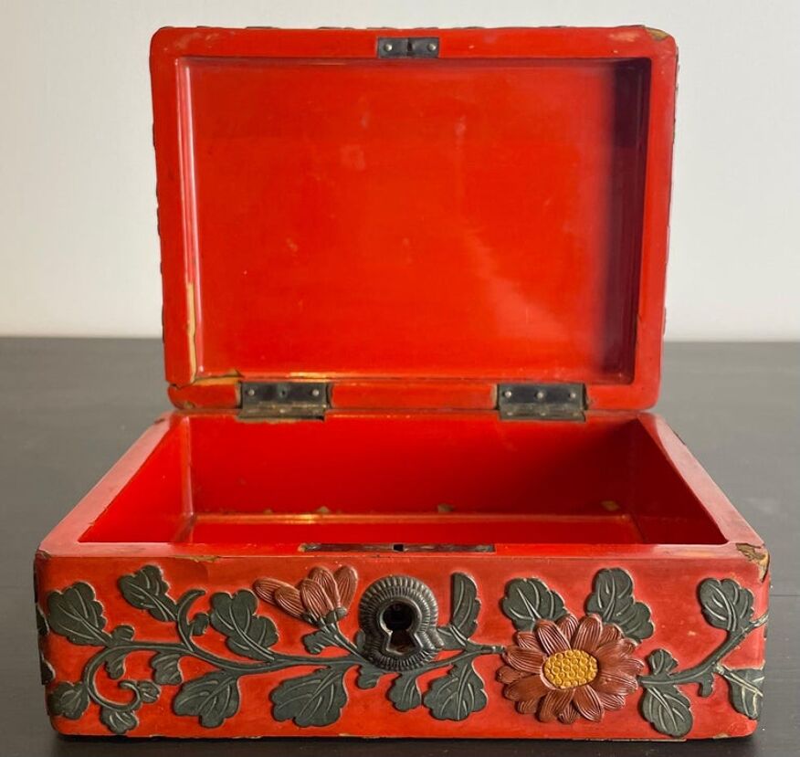 Lacquered cinnabar box from 19th century