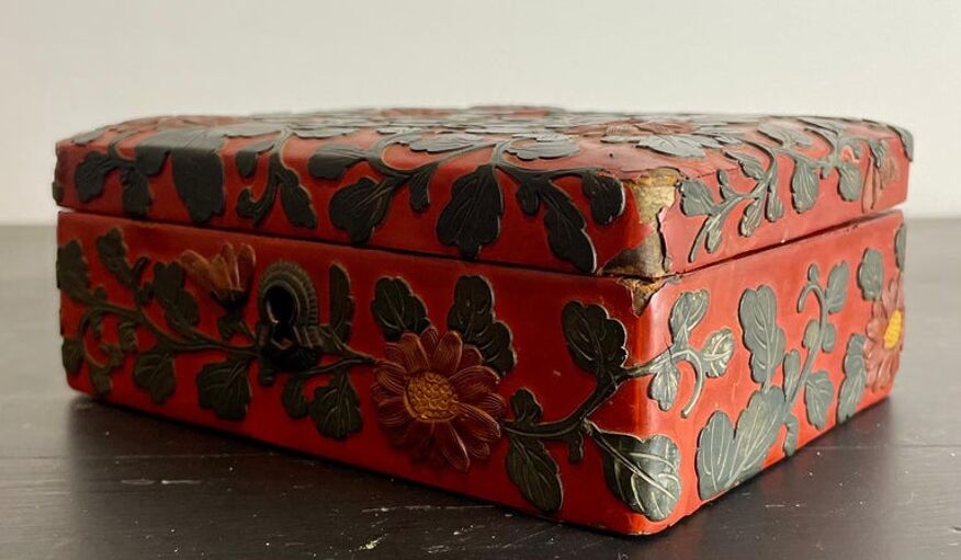 Lacquered cinnabar box from 19th century