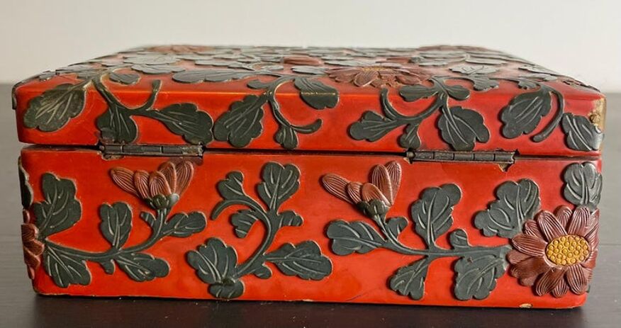 Lacquered cinnabar box from 19th century