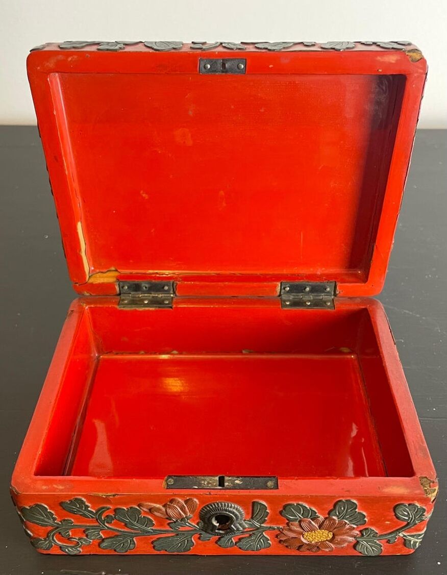 Lacquered cinnabar box from 19th century